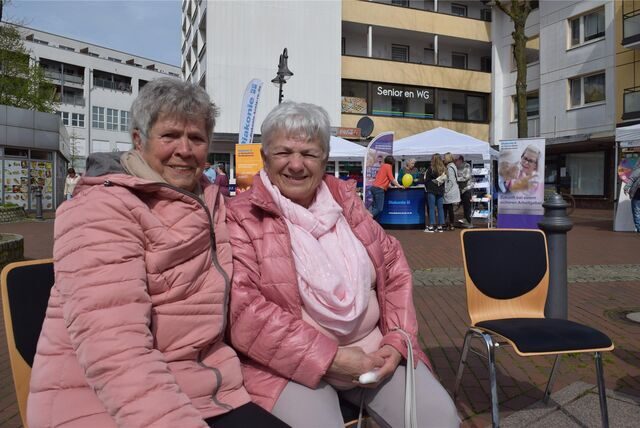 Zwei Frauen sitzen auf Stühlen auf dem Berliner Platz in Oer-Erkenschwick