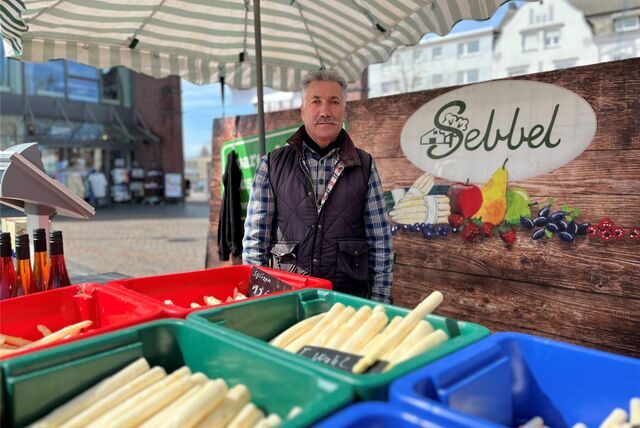 Sükrü Aksoy verkauft Gemüse und Obst auf dem Dattelner Wochenmarkt