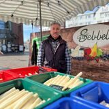 Sükrü Aksoy verkauft Gemüse und Obst auf dem Dattelner Wochenmarkt