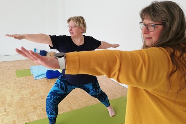 Prachtvoll-Yoga-Trainerin Silke Niewohner (l.) und ihre Schülerin Petra Maus-Dörnemann in der Haltung der Heldinnen