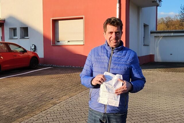 Daniel Schlöffel mit der Abrechnung der Stadtwerke vor seinem Mehrfamilienhaus in Castrop-Rauxel.