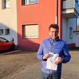 Daniel Schlöffel mit der Abrechnung der Stadtwerke vor seinem Mehrfamilienhaus in Castrop-Rauxel.
