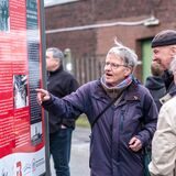 Einige Männer stehen an einer neuen Infotafel auf Schacht 7 der ehemaligen Zeche Blumenthal/Haard in Recklinghausen.