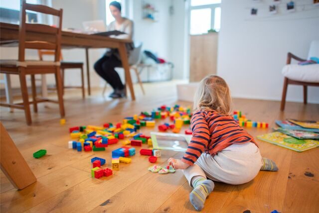 Ein Kind spielt in einer Kita mit bunten Legosteinen.