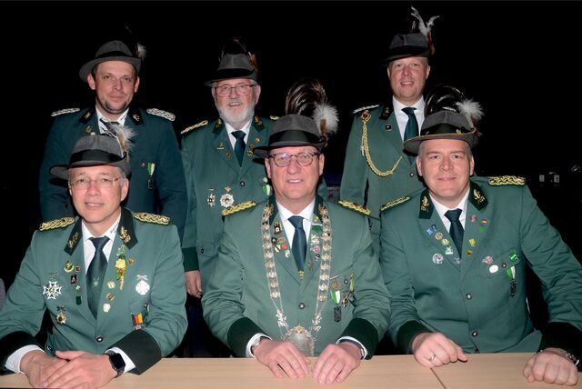 Sechs männliche Mitglieder des Schützenvereins Waltrop posieren in Uniformen.