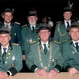 Sechs männliche Mitglieder des Schützenvereins Waltrop posieren in Uniformen.