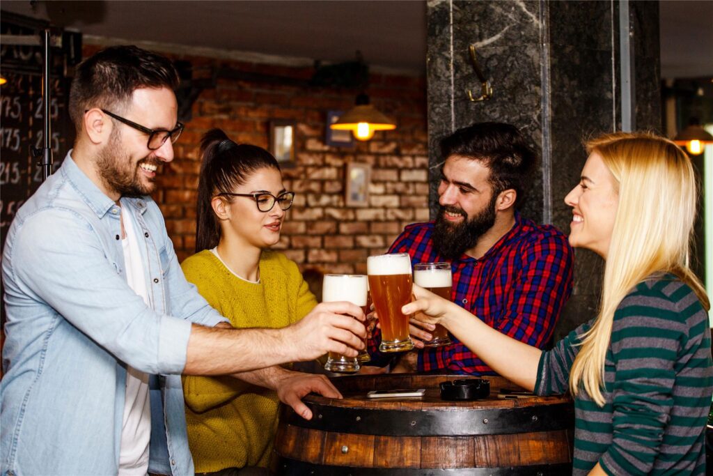 Freunde zusammen in einem Brauhaus