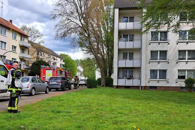 Einsatzkräfte und Feuerwehr-Autos in der Tiefe Straße in der Nordstadt