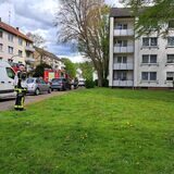 Einsatzkräfte und Feuerwehr-Autos in der Tiefe Straße in der Nordstadt