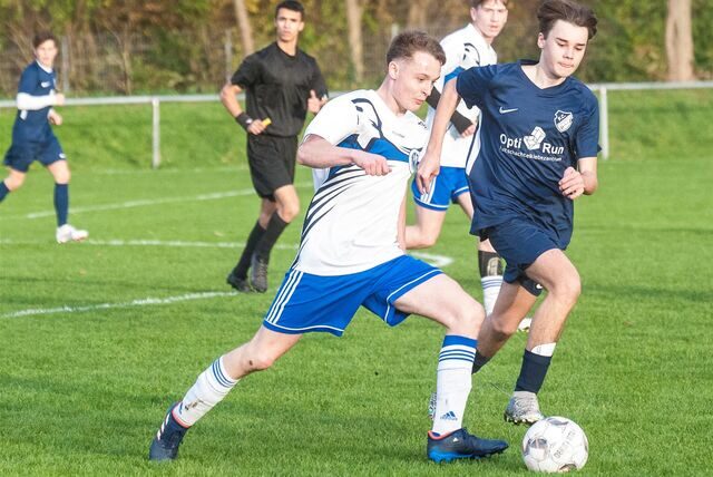 Die B-Junioren des VfB Habinghorst (weiße Hemden) als Kreisliga-A-Gruppensieger sowie mehrere Nachwuchsteams des FC Frohlinde (blaue Hemden) sind aktuell Musterbeispiele dafür, dass der Castrop-Rauxeler Nachwuchs im heimischen Fußball für die Erfolge sorgt.