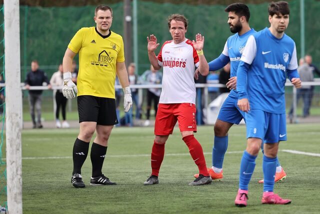 Dustin Wurst (weißes Hemd) traf mit dem TuS Stockum an der Brandheide auf seinen alten und neuen Verein: FC Frohlinde.