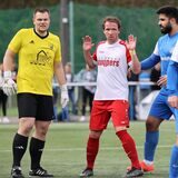 Dustin Wurst (weißes Hemd) traf mit dem TuS Stockum an der Brandheide auf seinen alten und neuen Verein: FC Frohlinde.