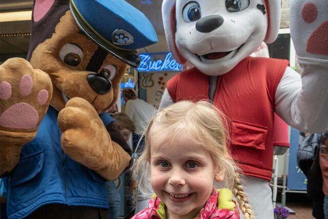 Clara Trösken (5) am Freitag mit Chase und Marshal von der Paw Patrol auf der Castroper Frühjahrskirmes.