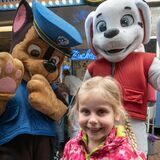 Clara Trösken (5) am Freitag mit Chase und Marshal von der Paw Patrol auf der Castroper Frühjahrskirmes.
