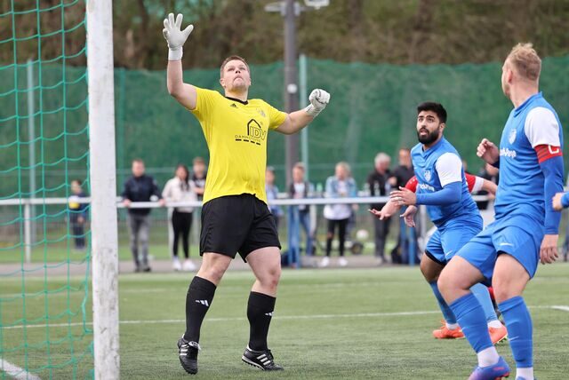 Max Brandenburger (l) hielt dem FC Frohlinde das 3:1 gegen den TuS Stockum fest.