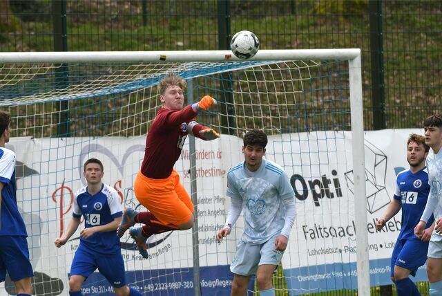 In der A-Junioren-Bezirksliga setzte sich der SV Wacker Obercastrop (3.) nach einem 0:2 zur Pause mit 4:3 gegen TSV Marl-Hüls (10.) durch.