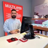 Ein Mann steht in einem Vodafone-Shop hinter einem Schalter