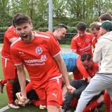 Jubeltraube beim SSV Mühlhausen, vorne dreht Tom Wycisk durch.