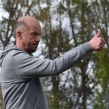 Marc Woller zeigt es an: Die Kurve zeigt klar nach oben.