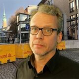 RN-Autor Georg Thanscheidt vor den dortmund.de Absperrungen auf der Kampstraße