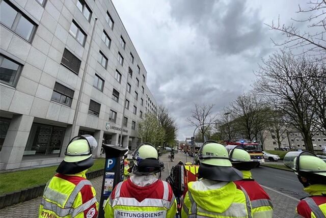 Am Montag wird die Feuerwehr zu einem Einsatz in einem prominenten Bürogebäude gerufen.