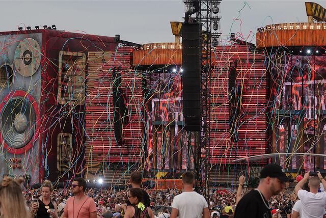 Die Besucher tanzen auf dem Gelände des Musikfestivals «Parookaville»