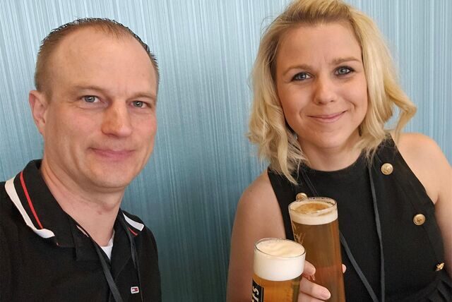 Jens und Nicky Leisdorf kurz nach der Ankunft im VIP-Bereich bei einem von fünf Helene-Fischer-Konzerten in Dortmund. Das Ehepaar hatte viel Geld für VIP-Tickets bezahlt. Der Preis sei nicht gerechtfertigt, meint Jens Leisdorf.