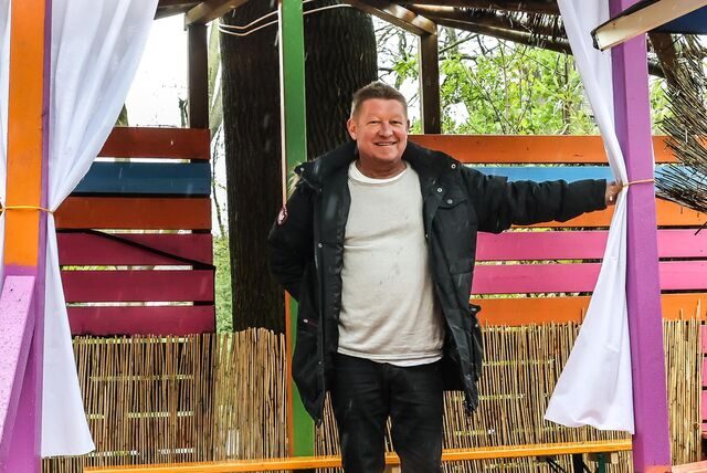Cafe-Betreiber Klaus Erdmann freut sich auf die Freiluftsaison – und hofft inständig, die Stadt möge so schnell wie möglich eine öffentliche Toilette aufstellen.