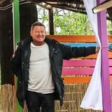 Cafe-Betreiber Klaus Erdmann freut sich auf die Freiluftsaison – und hofft inständig, die Stadt möge so schnell wie möglich eine öffentliche Toilette aufstellen.