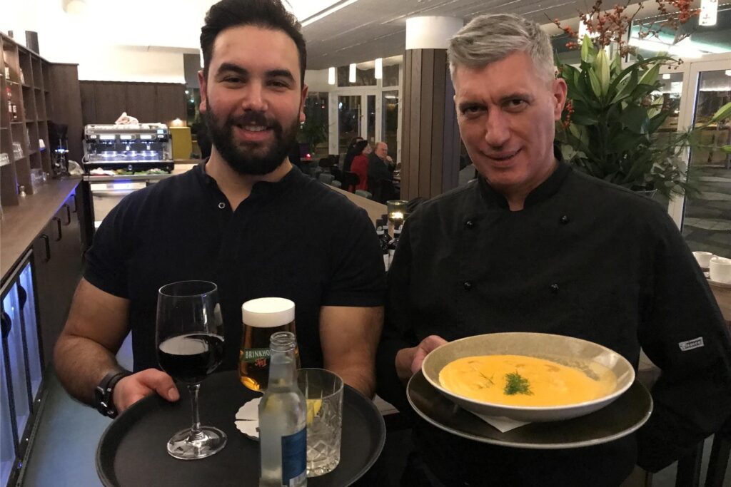 Sami Yilmaz (29) und sein Küchenchef Savino Bufo (58) haben am Platz der Alten Synagoge „>Sami‘s Theaterbar“ eröffnet. Sami Yilmaz (29) und sein Küchenchef Savino Bufo (58) haben am Platz der Alten Synagoge „>Sami‘s Theaterbar“ eröffnet.
