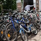 Mutmaßlich gestohlene Fahrräder stehen vor einem Transporter auf dem Gelände eines Polizeipräsidiums.