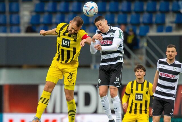 Franz Pfanne im Kopfballduell.