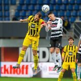 Franz Pfanne im Kopfballduell.