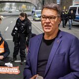 Klima-Kleber der „Letzten Generation“ bei einer Aktion in Dortmund. OB Thomas Westphal hat den Aktivisten jetzt einen Brief geschrieben