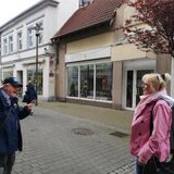 Alfred Stemmler und Claudia Ludwig von der UBP stehen vor dem Haus am Holzmarkt 8 in Recklinghausen.