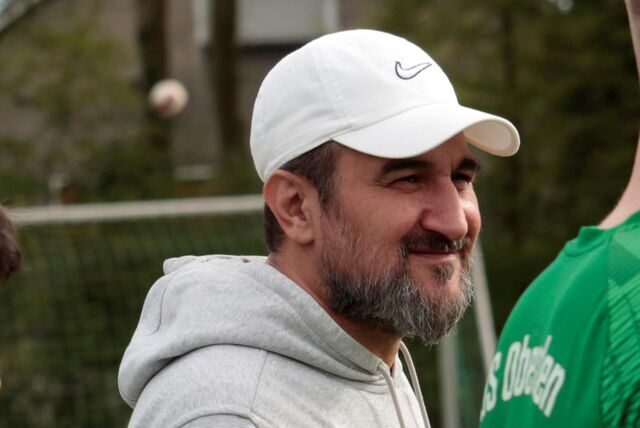 Birol Dereli (Trainer SuS Oberaden) freut sich.