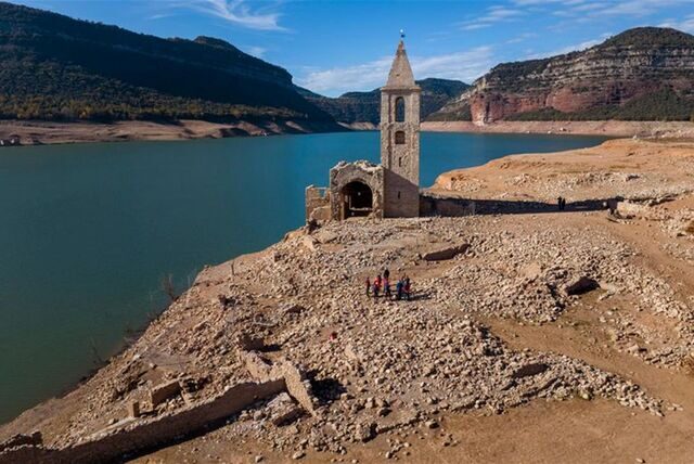 Eine Kirche und die Überreste eines alten Dorfes im Stausee von Sau in Spanien.