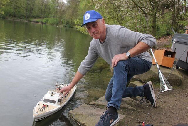 Uwe Stewen von der IG Schiffsmodellbau lässt seine Jacht an der Mollbeck in Recklinghausen zu Wasser.