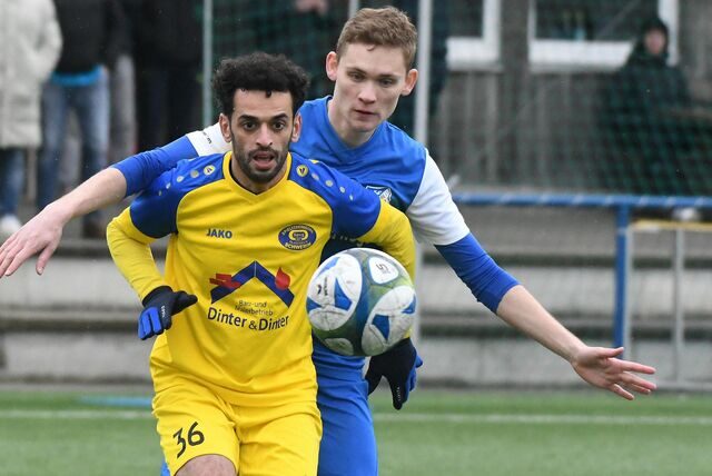 Mohammed El Marsi (vorn) und die Spvg Schwerin laufen am Mittwoch, 26. April, zum Bezirksliga-Nachholspiel als Gast des CF Kurdistan Bochum auf.