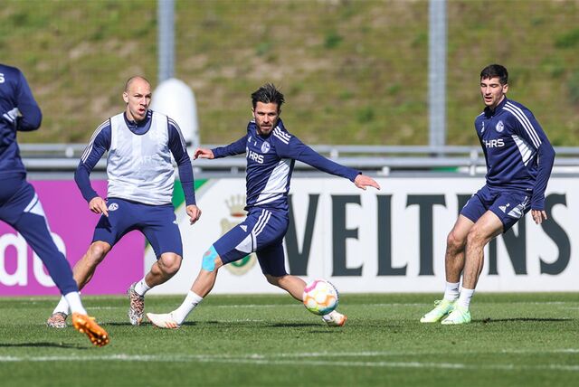 19.04.2023, Fussball, Saison 2022/2023, 1. Bundesliga, Training FC Schalke 04, v. l. Michael Frey (FC Schalke 04), Danny Latza (FC Schalke 04), Leo Greiml (FC Schalke 04)