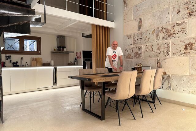 Mirko Simnovec aus Recklinghausen steht in seiner neuen „Workation“, ein 80-Quadratmeter-Loft auf Mallorca.