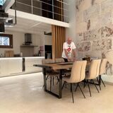 Mirko Simnovec aus Recklinghausen steht in seiner neuen „Workation“, ein 80-Quadratmeter-Loft auf Mallorca.