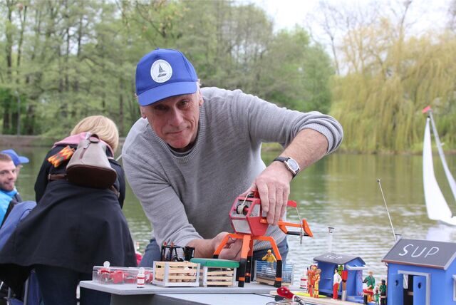 Uwe Stewen baut die Hafenanlage der IG Schiffsmodellbau auf, im Hintergrund sind die Mollbeckteiche in Recklinghausen