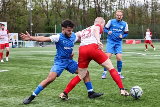 Der FC Frohlinde (blaue Trikots) besiegte zuletzt den TuS Stockum mit 3:1.