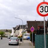 Annabergstraße mit parkenden Autos und neuen Verkehrsschildern