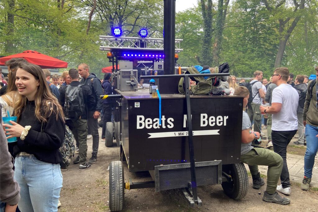 Beats N'Beer sind schon seit einigen Jahren mit ihrem "Pilspanzer" am 1. Mai in Haltern am Start.