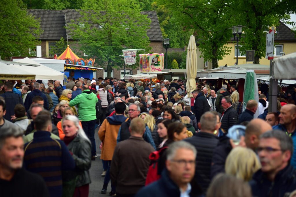 Viele Besucher sammelten sich auf dem 38. Hülsener Weinfest im Jahr 2022. Viele Besucher sammelten sich auf dem 38. Hülsener Weinfest im Jahr 2022.