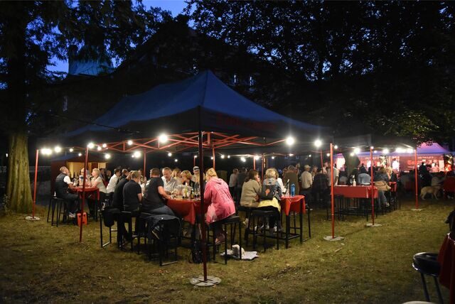Open Air im Schlosshof von Schloss Bladenhorst schlemmen: Das ist das Weinfest.