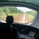 Ein Lokführer steuert einen ICE (Symbolbild). Auf den Gleisen am Bahnhof Hamm hatte ein Lokführer Kinder entdeckt. Er alarmierte die Bundespolizei.