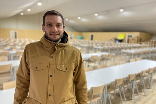 Ragnar Eitelberg leitet die Notunterkunft und steht im Speisesaal der Einrichtung.